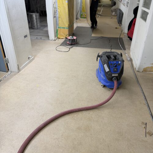 Afmontering af gamle masonitplader, rengøring under samt tilskæring og lægning af ny masonit - Projektet er udført via. JAKON A/S