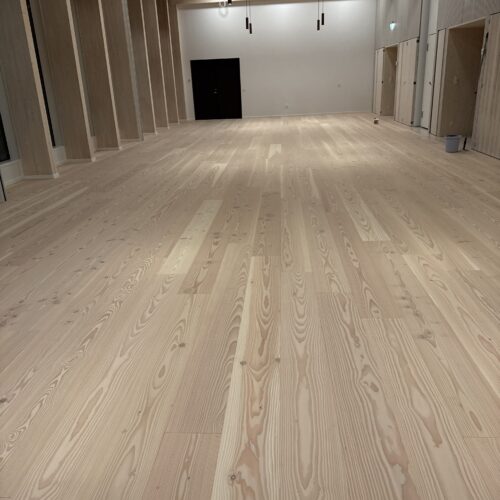 Rengøring og oliebehandling af nylagte trægulve i Ullerød kirke - Projektet er udført via. Vilstrup ApS